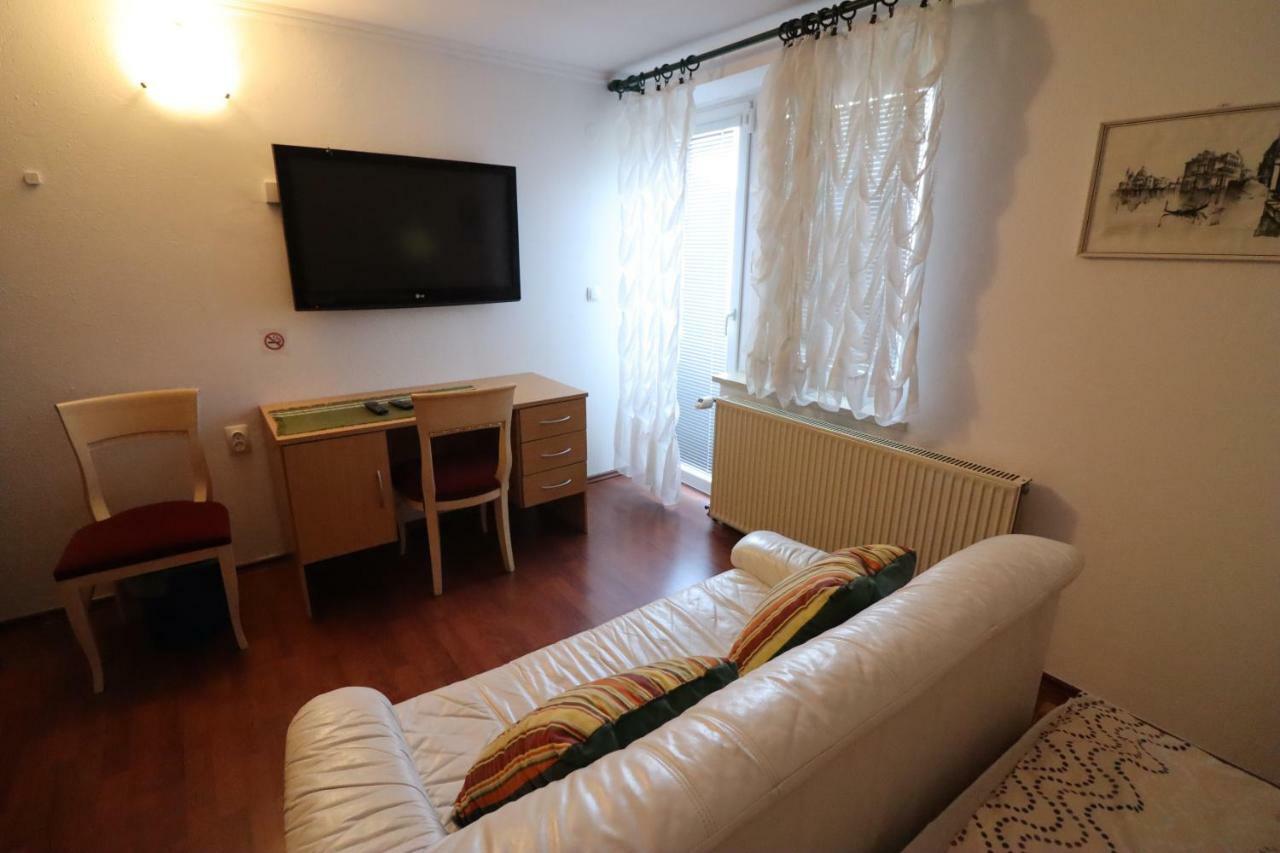 Pod Orehi Guest House Loce pri Poljcanah Bagian luar foto