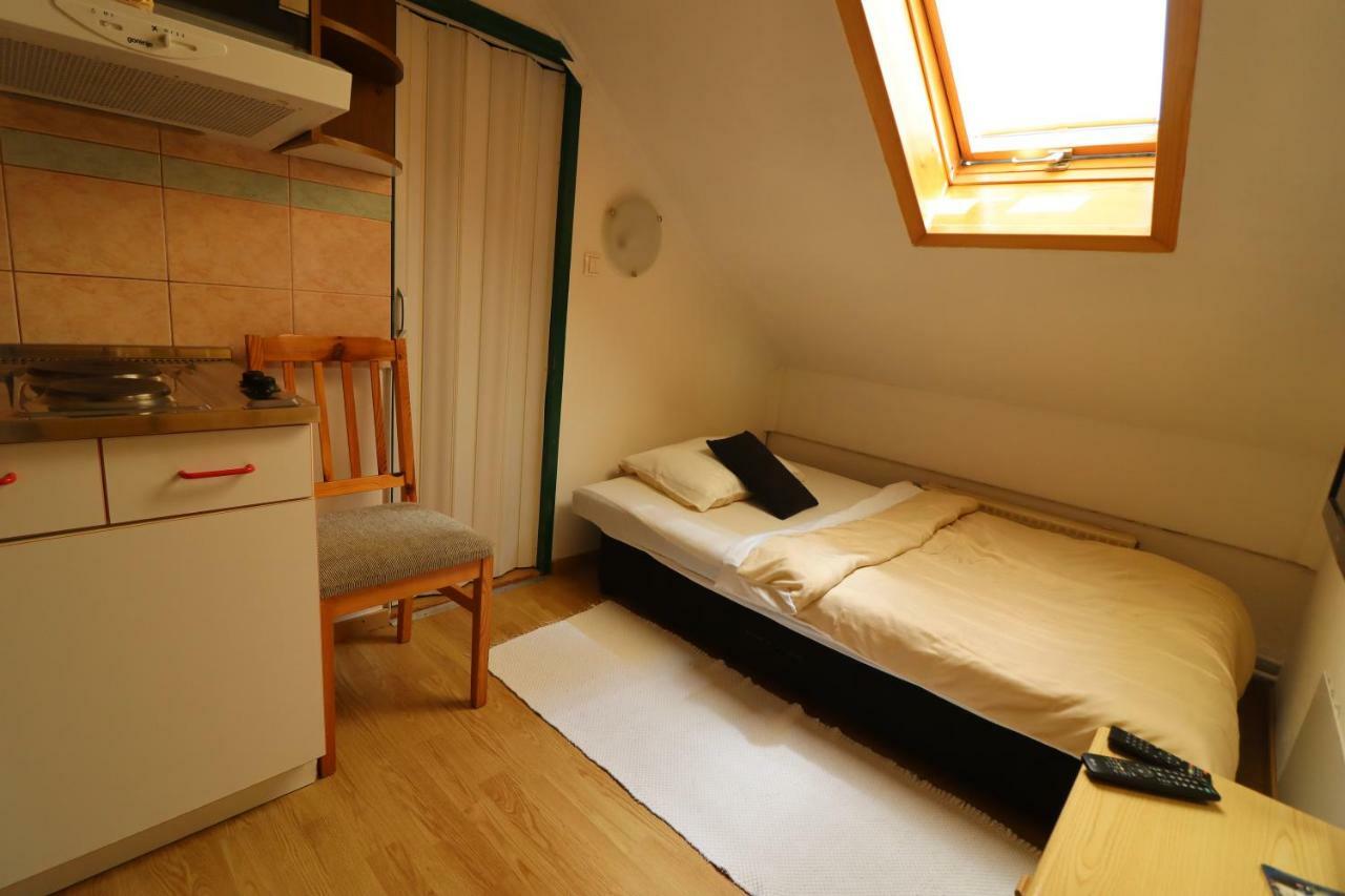 Pod Orehi Guest House Loce pri Poljcanah Bagian luar foto