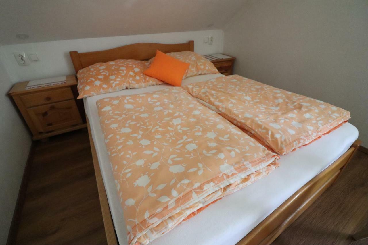 Pod Orehi Guest House Loce pri Poljcanah Bagian luar foto